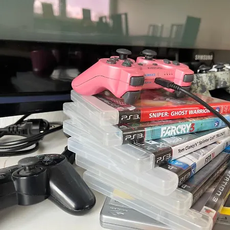 Modern Und Gross Eingerichtete Wohnung, Netflix, Playstation