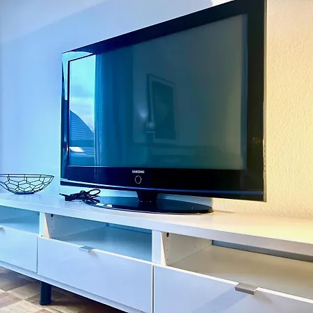 Modern Und Gross Eingerichtete Wohnung, Netflix, Playstation Apartment
